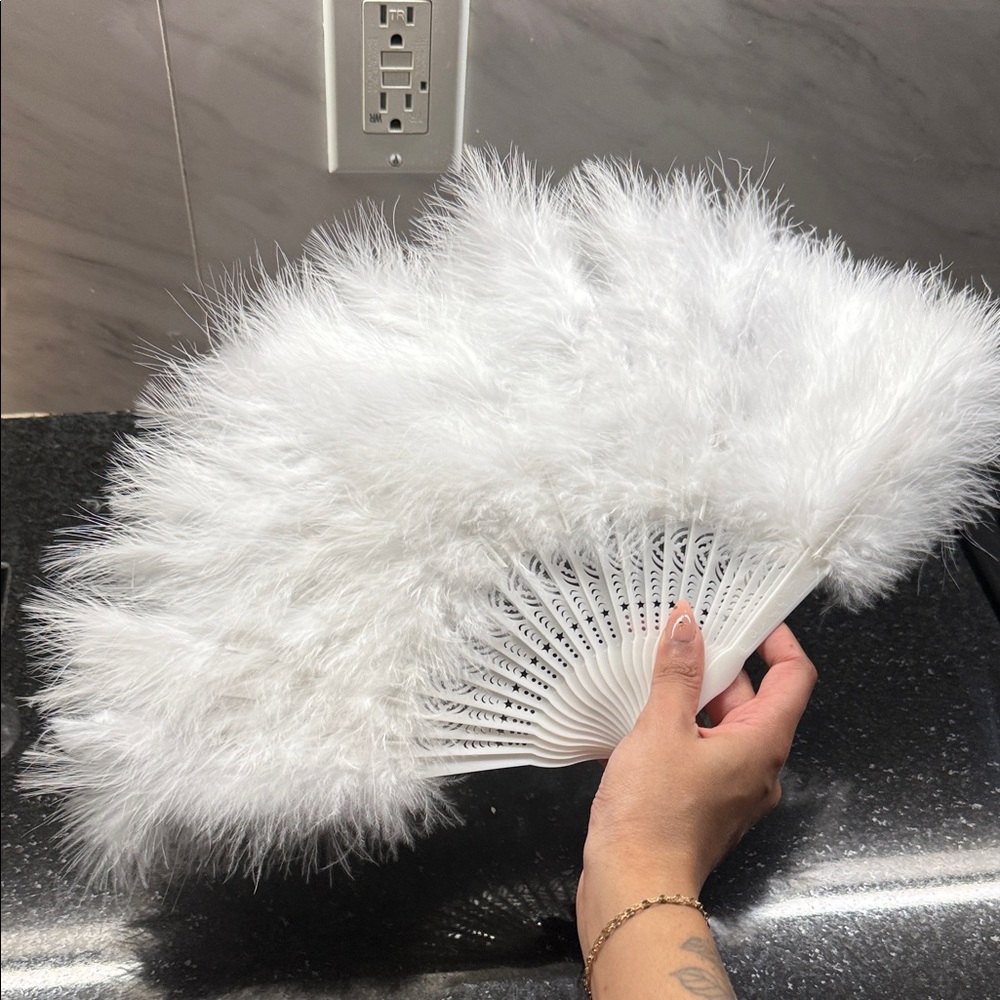 Miss Circle White Feather Fan